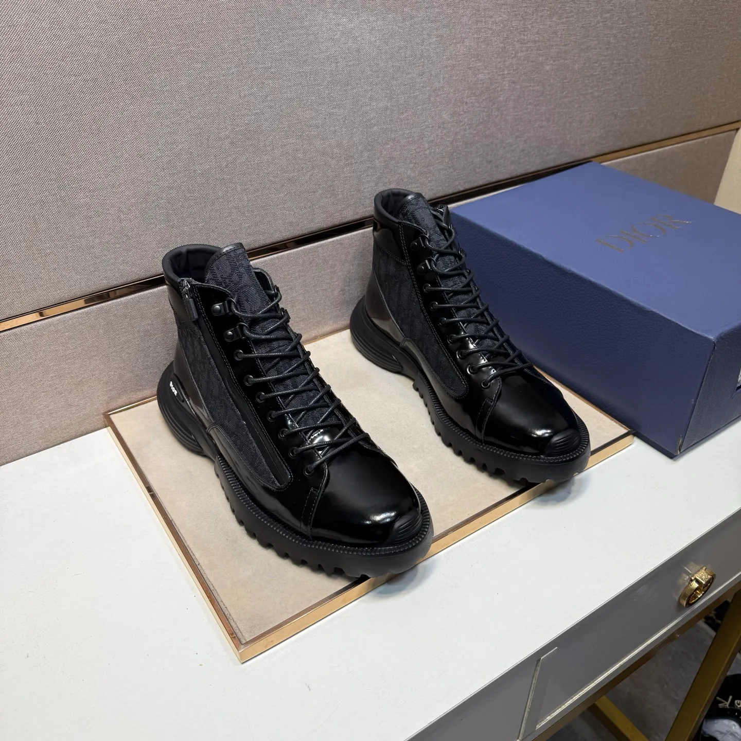⬛️Men's shoes 💰p580 [Dior~] Men's casual high-top shoes 2025z cabinet sales simultaneously 🔶Size: 39-44 #️⃣ 🔷2 colors🔜The upper is made of multi-material splicing➕Genuine leather lining, comfortable and breathable, sole: original comfortable and wear-resistant outsole, ⚠️Real shot📱Photographed🎬The real thing is better📢📢📢